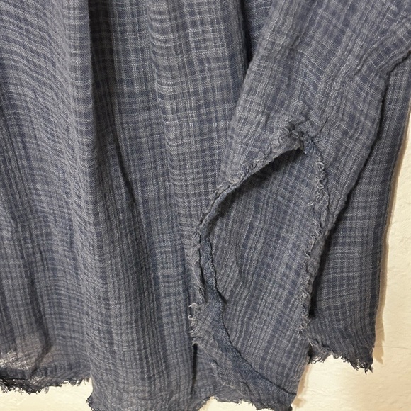 🐼Free People women’s Indigo Button-Down Shirt blue size M GUC - Picture 10 of 12